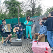 Live-Musik unterm Apfelbaum