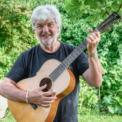 GitarrenZauber umrahmt Apfel-Raclette - Adax Dörsam in Concert