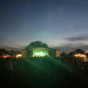 Open-Air-Doppelkonzert 2026 U-Bahn Kontrollöre in tiefgefrorenen Frauenkleidern / GASTONE